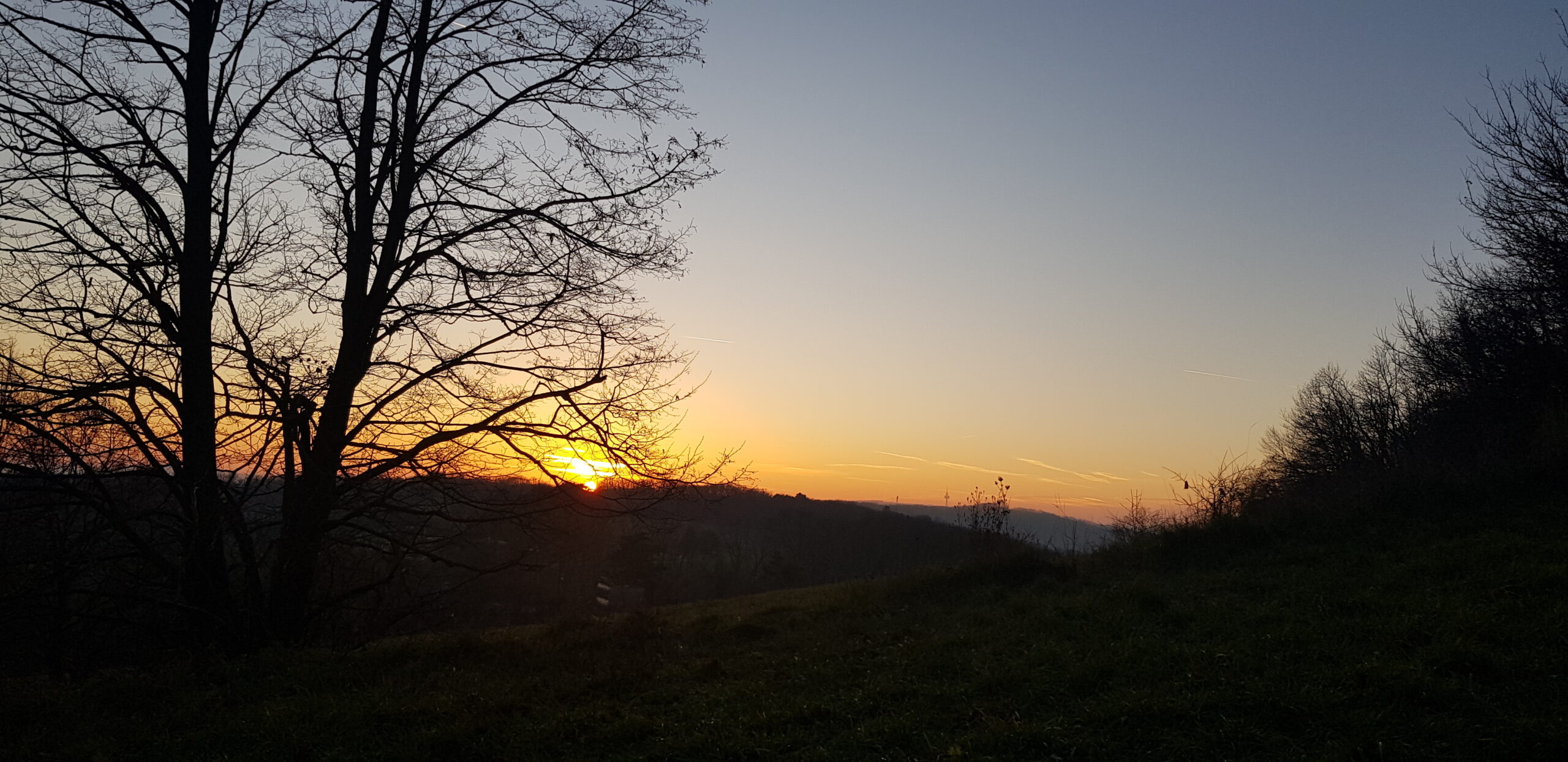 stilleritual bei sonnenuntergang in der dunklen zeit